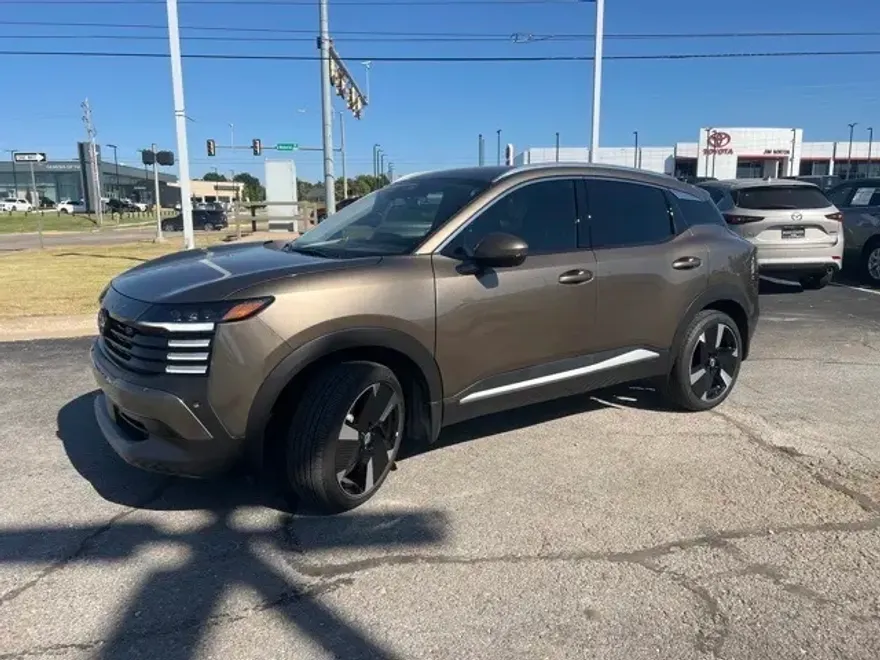2025 Nissan Kicks SR photo 1