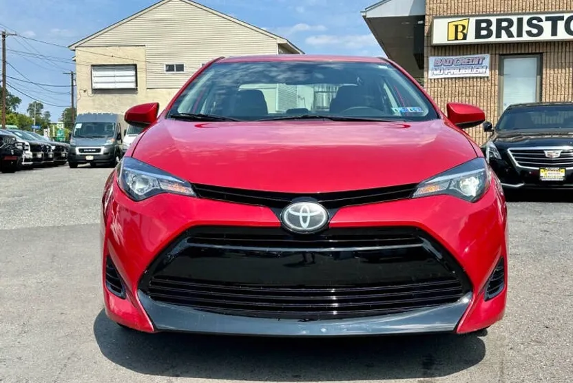 2018 Toyota Corolla LE photo 1