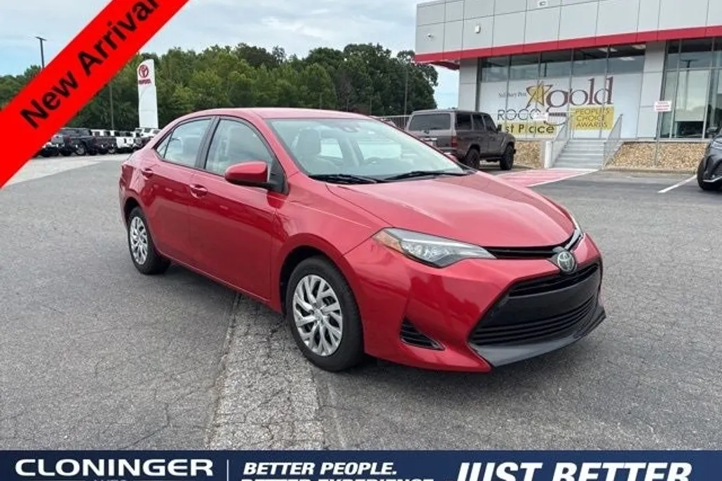 2017 Toyota Corolla LE photo 1