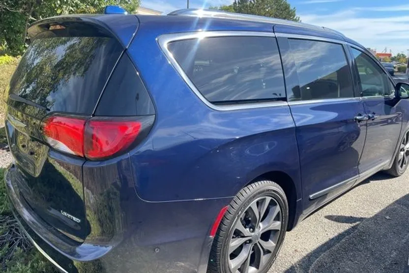 2017 Chrysler Pacifica Limited photo 1
