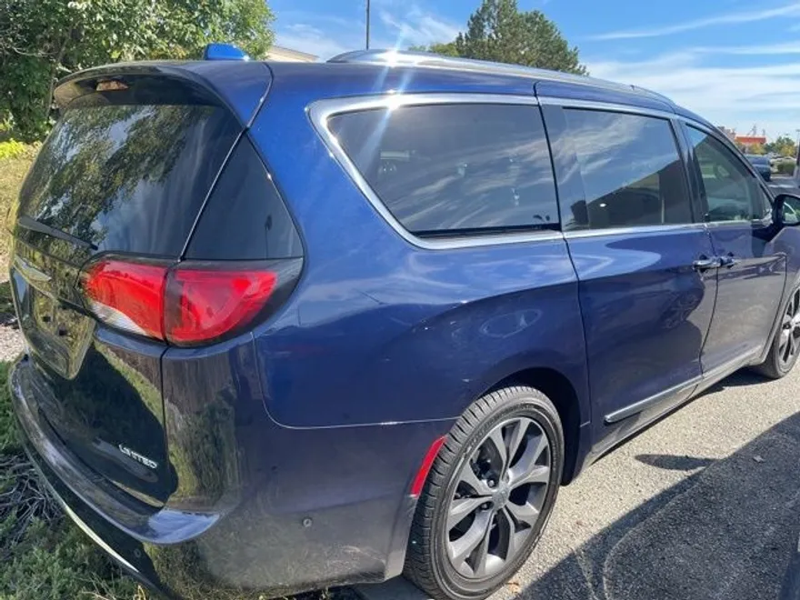 2017 Chrysler Pacifica Limited photo 1