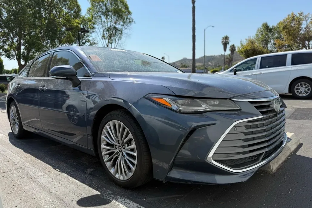 2019 Toyota Avalon Limited photo 1