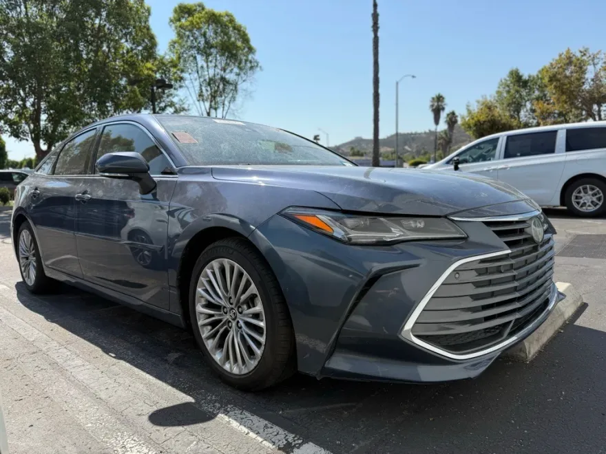 2019 Toyota Avalon Limited photo 1