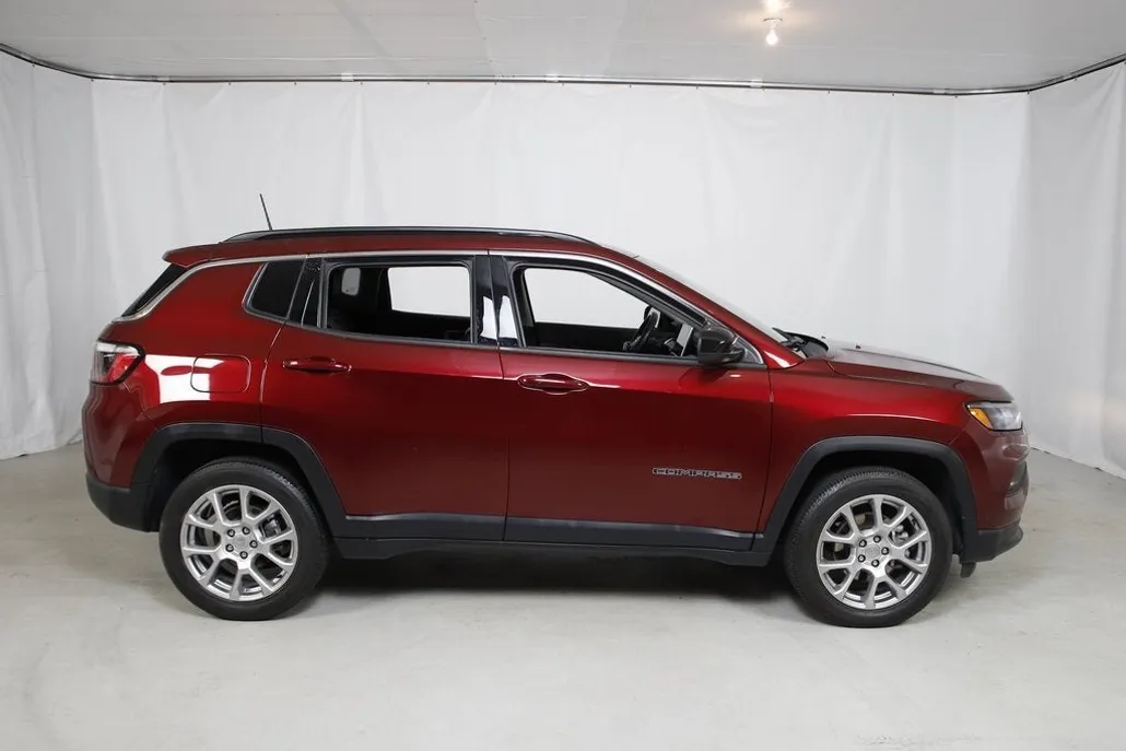 2022 Jeep Compass Latitude Lux photo 1