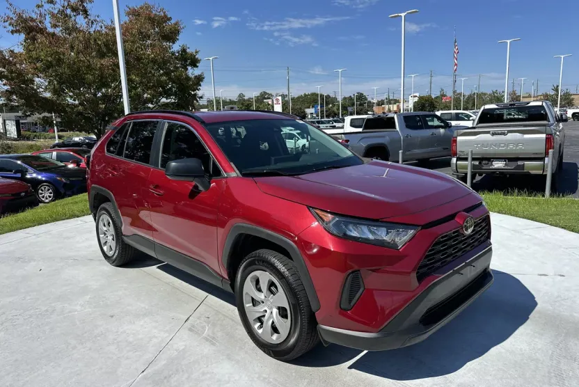 2020 Toyota RAV4 LE photo 1