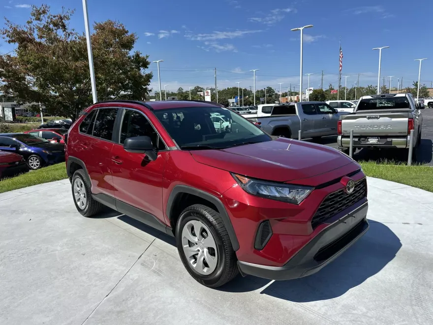 2020 Toyota RAV4 LE photo 1