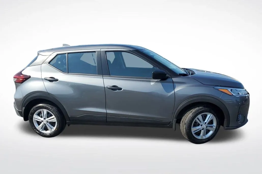 2025 Nissan Kicks Play S photo 1
