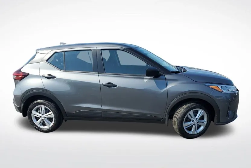 2025 Nissan Kicks Play S photo 1