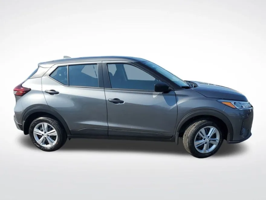 2025 Nissan Kicks Play S photo 1