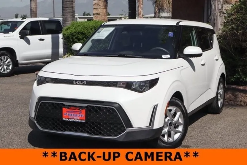 2023 Kia Soul LX photo 1