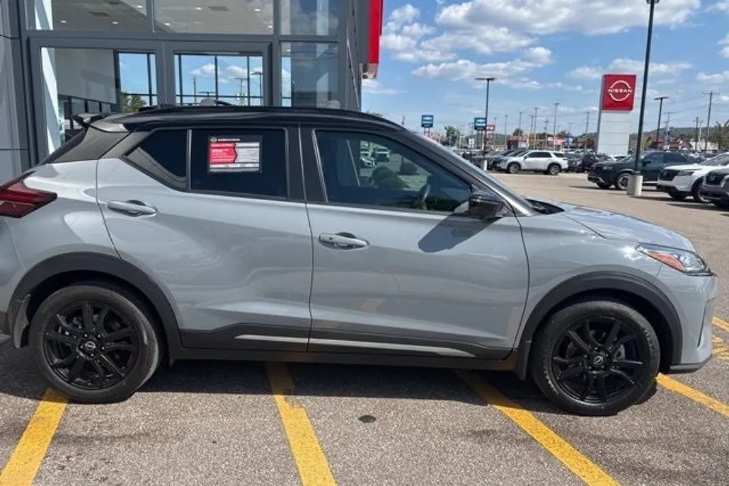2023 Nissan Kicks SR photo 1