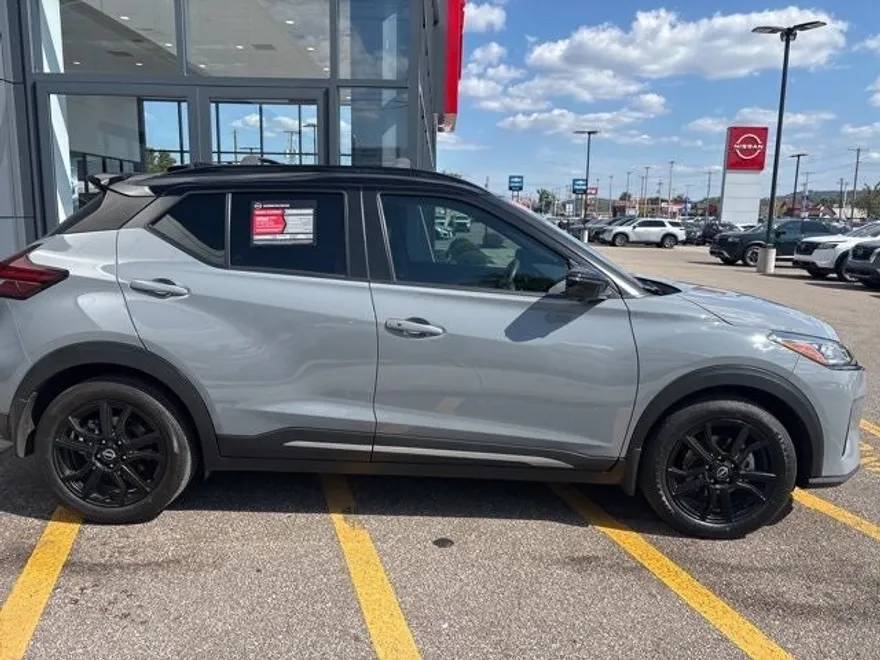 2023 Nissan Kicks SR photo 1