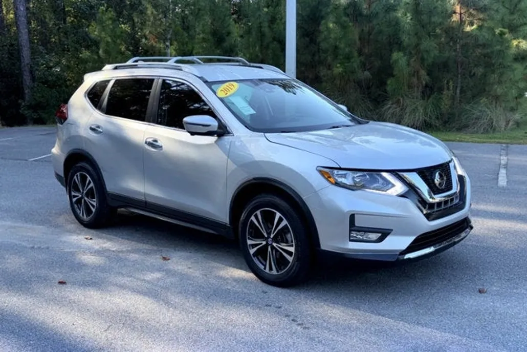 2019 Nissan Rogue SV photo 1