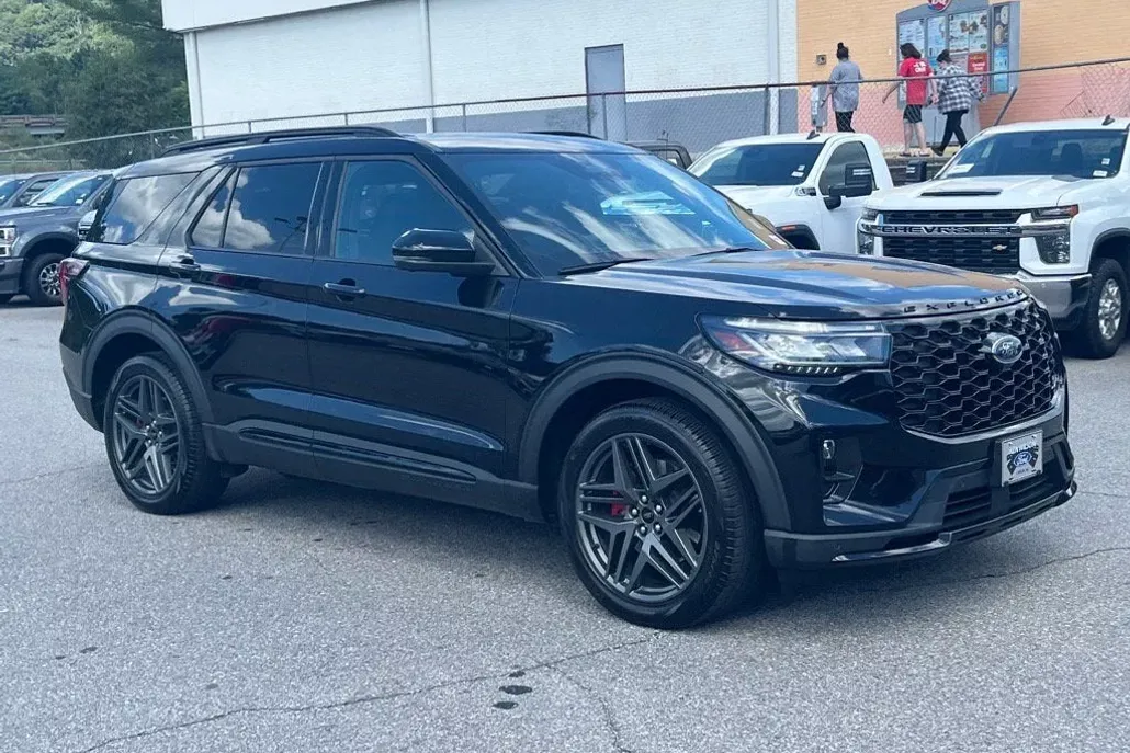 2025 Ford Explorer ST photo 1