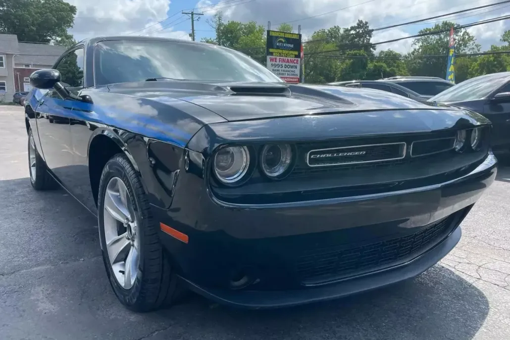 2017 Dodge Challenger SXT photo 1