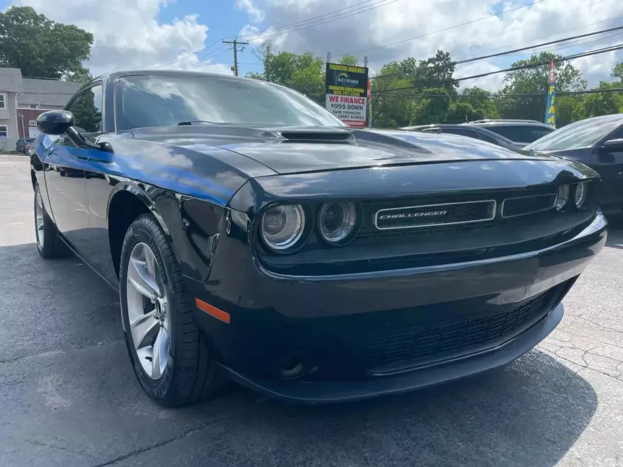 2017 Dodge Challenger SXT photo 1