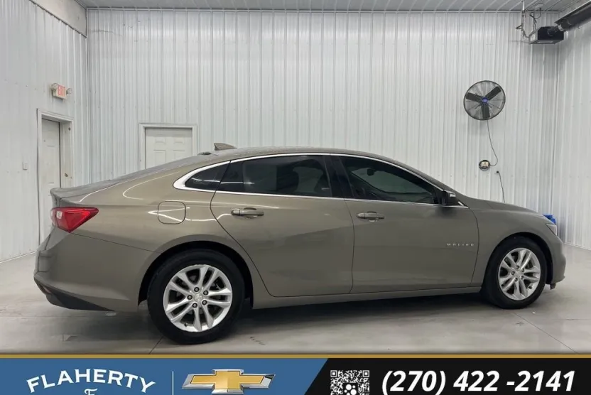 2017 Chevrolet Malibu 1LT photo 1