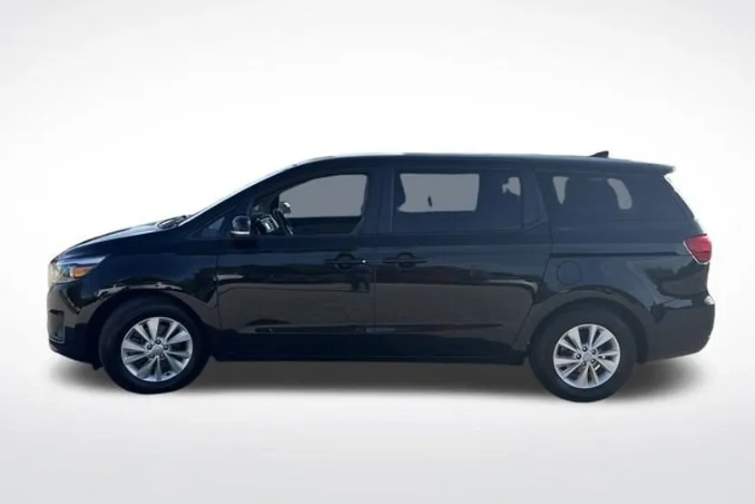2017 Kia Sedona LX photo 1