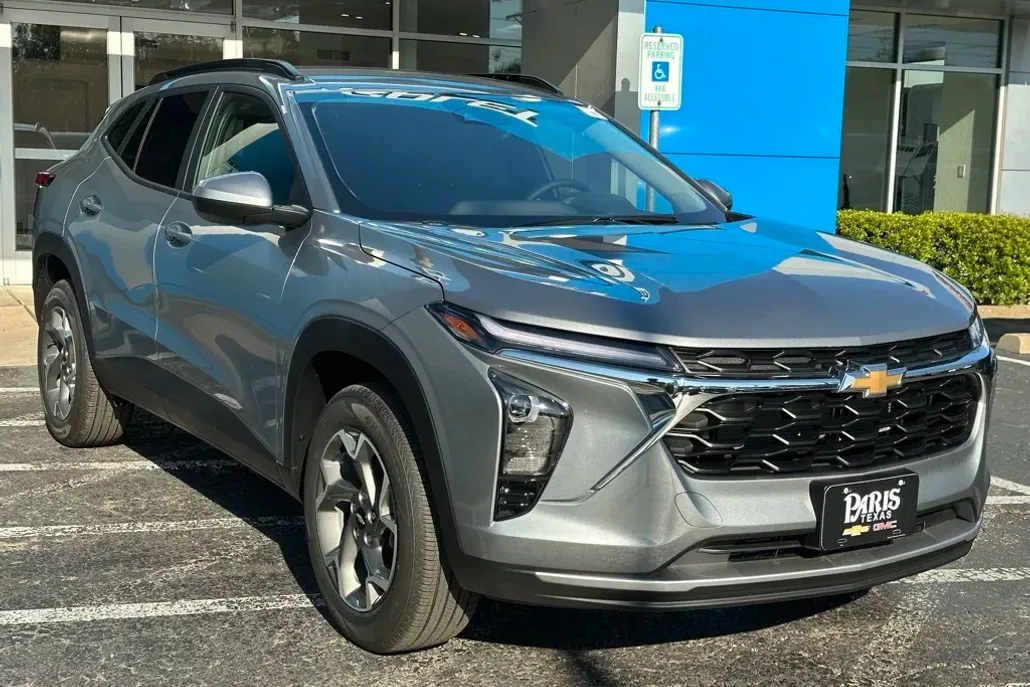 2025 Chevrolet Trax LT photo 1