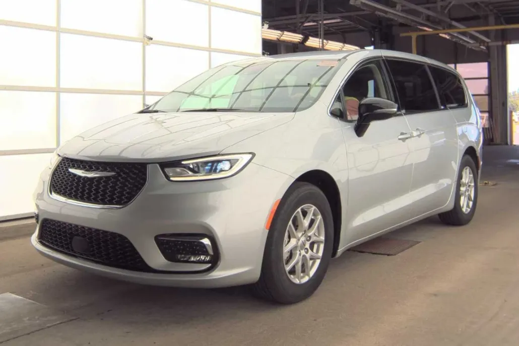 2024 Chrysler Pacifica Touring L photo 1