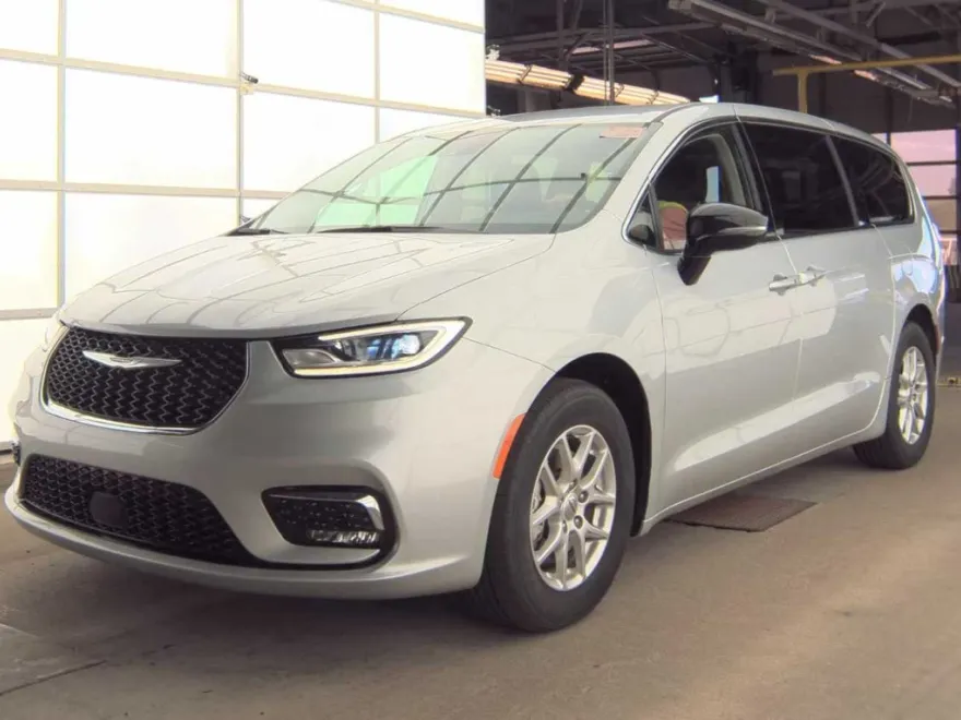 2024 Chrysler Pacifica Touring L photo 1