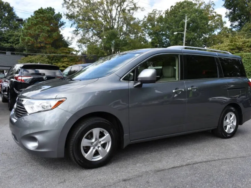 2016 Nissan Quest SV photo 1