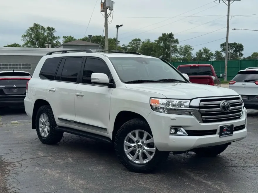 2017 Toyota Land Cruiser photo 1