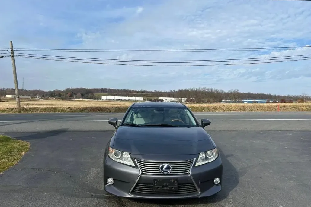 2013 Lexus ES 300h photo 1