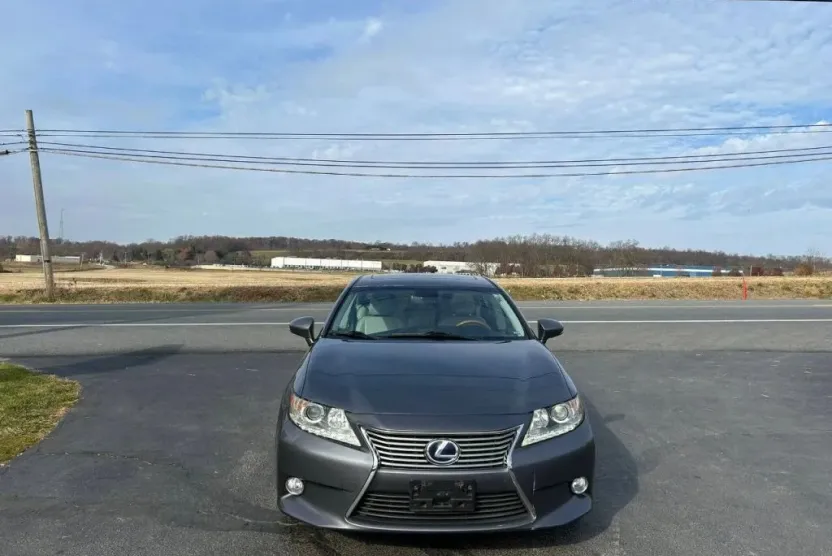 2013 Lexus ES 300h photo 1