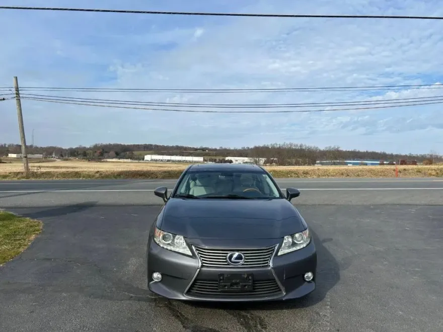2013 Lexus ES 300h photo 1