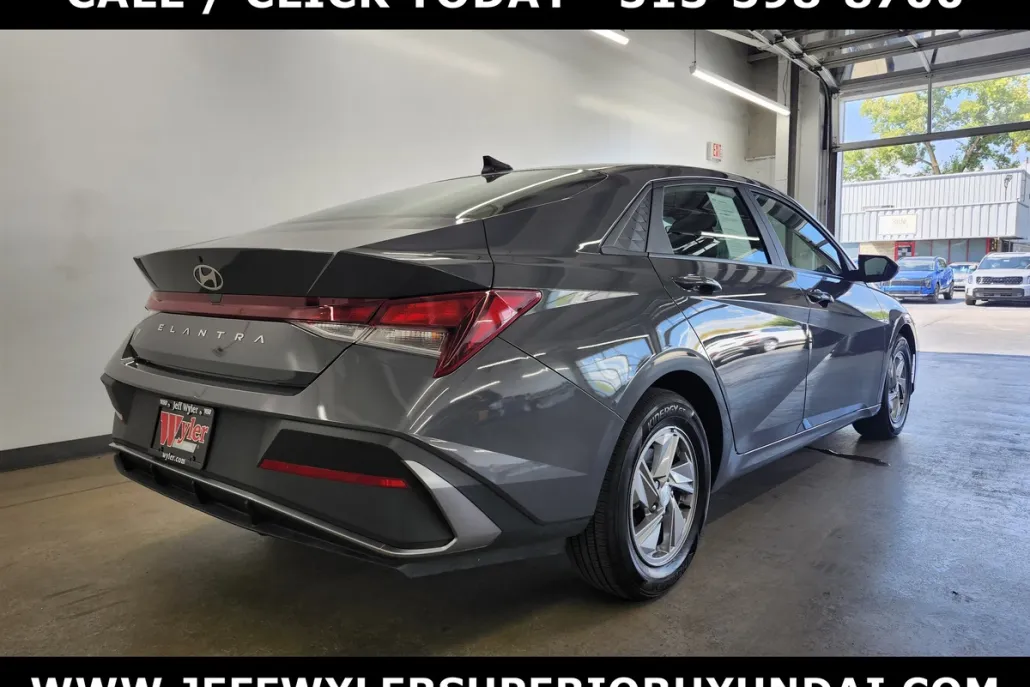 2025 Hyundai Elantra SE photo 1