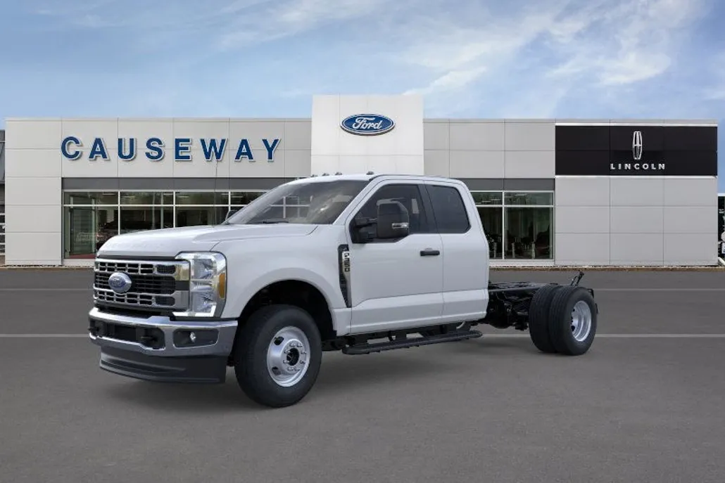 2025 Ford F-350 XL photo 1