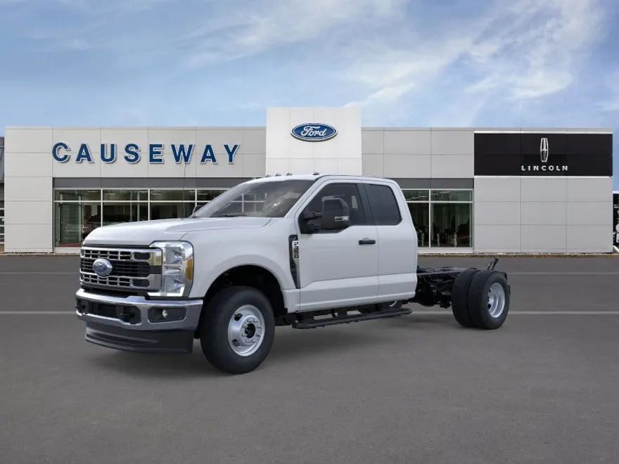 2025 Ford F-350 XL photo 1