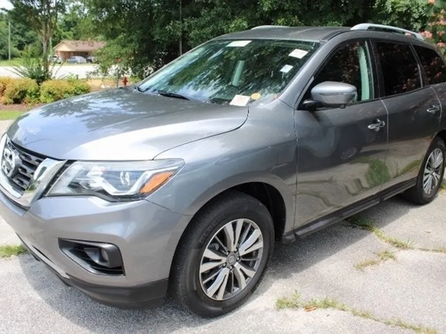 2020 Nissan Pathfinder SL photo 1