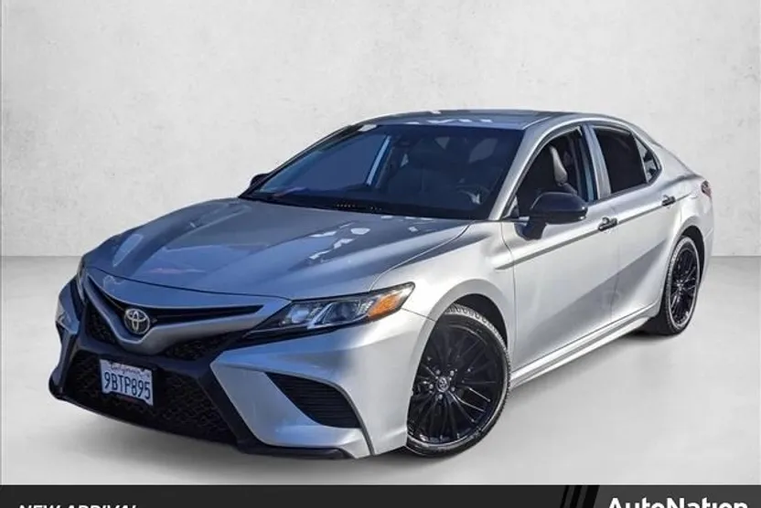 2020 Toyota Camry SE photo 1