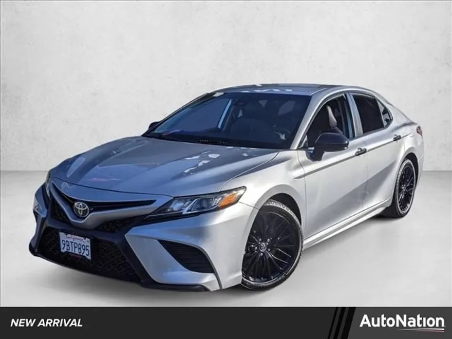 2020 Toyota Camry SE photo 1