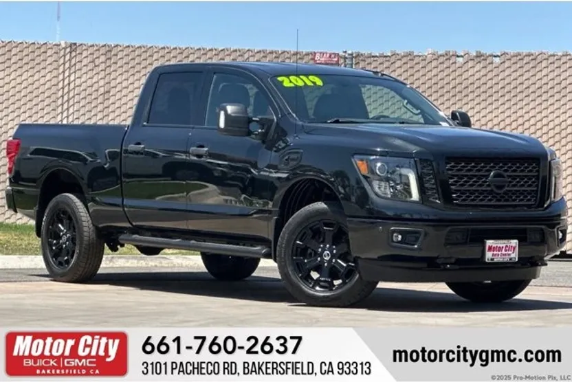 2019 Nissan Titan SL photo 1
