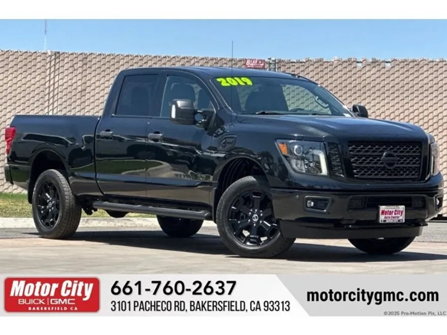 2019 Nissan Titan SL photo 1