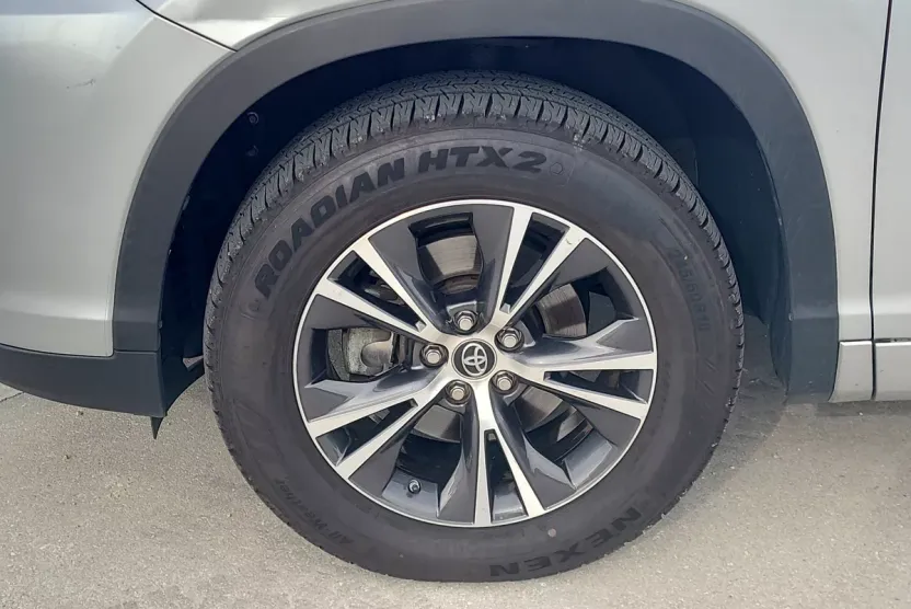 2018 Toyota Highlander LE Plus photo 1