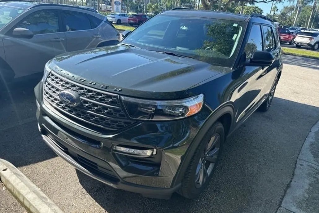 2022 Ford Explorer XLT photo 1