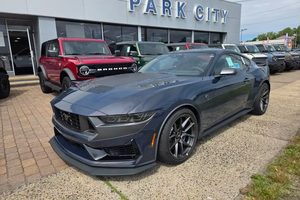 2025 Ford Mustang Dark Horse photo 1