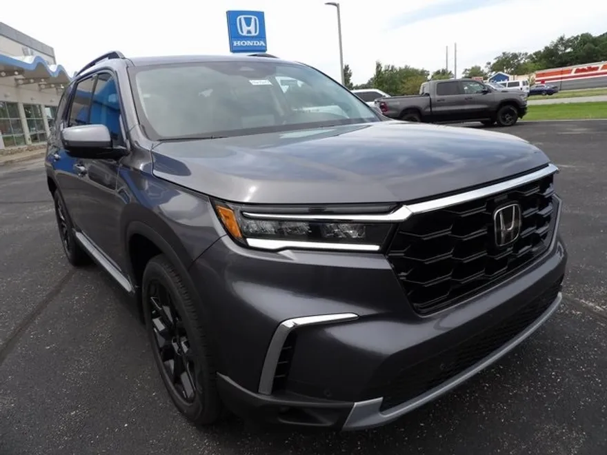 2025 Honda Pilot Touring photo 1