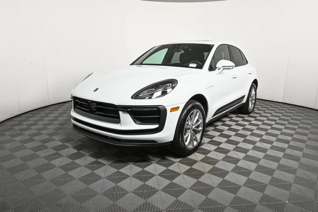 2025 Porsche Macan T photo 1