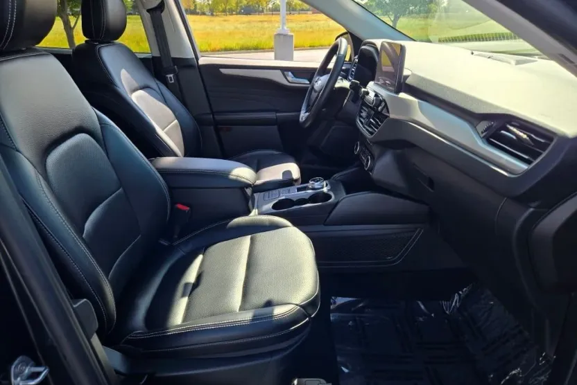 2022 Ford Escape SEL photo 1