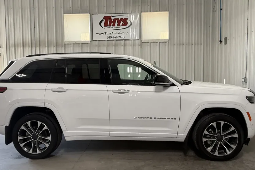 2023 Jeep Grand Cherokee Overland photo 1