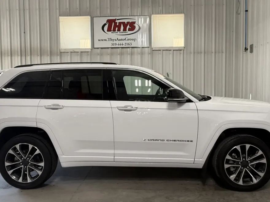 2023 Jeep Grand Cherokee Overland photo 1