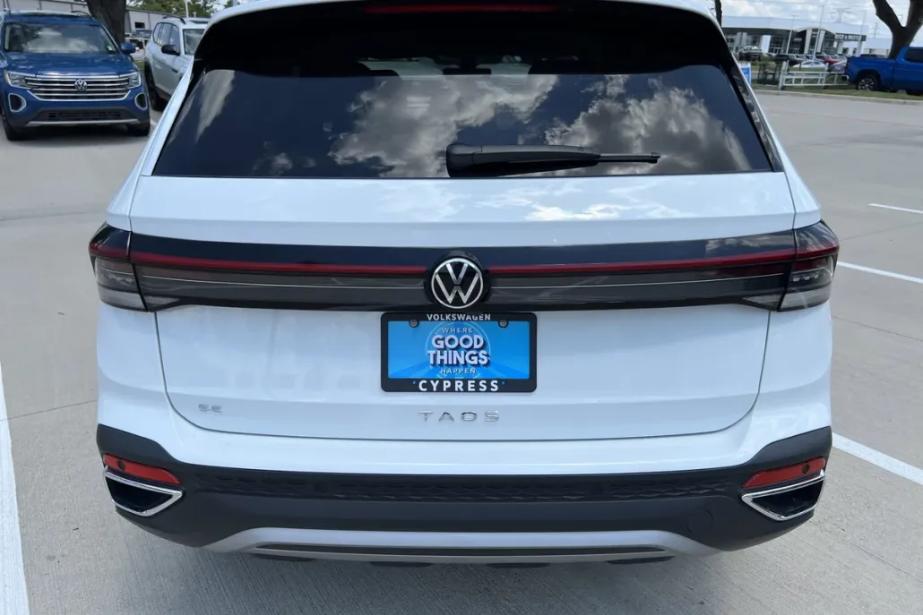 2025 Volkswagen Taos SE photo 1
