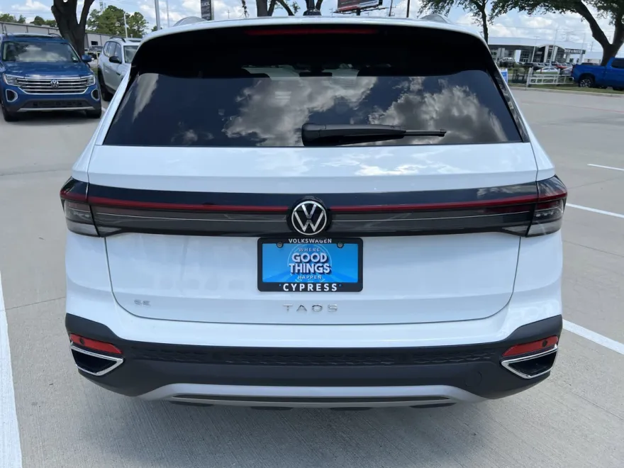 2025 Volkswagen Taos SE photo 1
