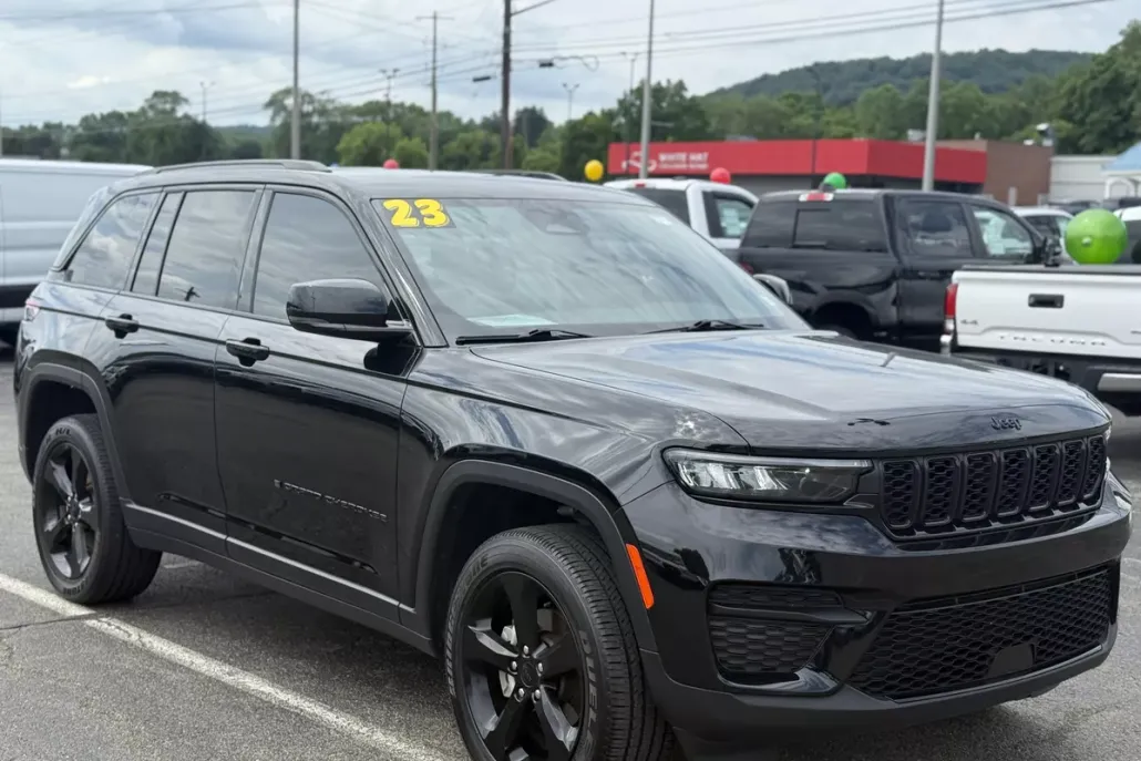 2023 Jeep Grand Cherokee Altitude photo 1