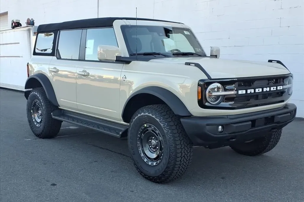 2025 Ford Bronco Outer Banks photo 1